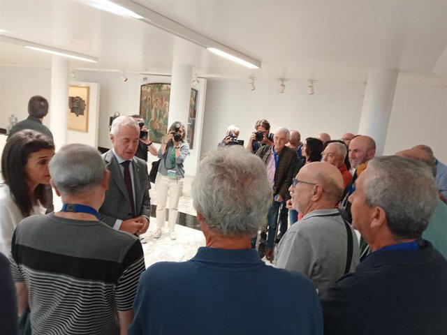 El lehendakari ha aprovechado su presencia en el Parlamento para saludar a los familiares de víctimas del franquismo y asociaciones memorialistas