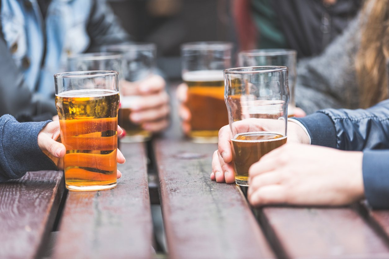 pesquisa descobre ligação entre cerveja e alzheimer