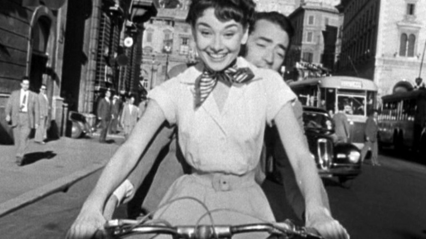 <p><strong>> Starring:</strong> Gregory Peck, Audrey Hepburn, Eddie Albert, Hartley Power</p> <p>When a chance encounter brings together an errant princess in disguise and a disillusioned reporter, he realizes who she is and decides to write a clandestine news story about her to save his career. As the two explore Rome, however, the affection they develop for each other may thwart the reporter's plans.</p>