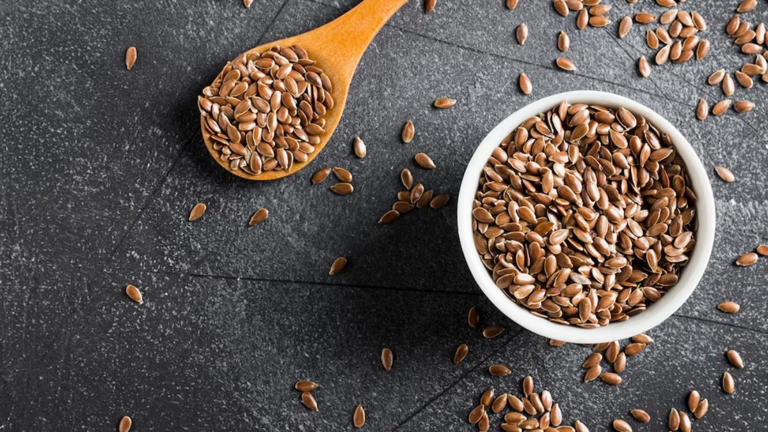 5 Ways Of Using Flaxseeds For Smooth And Shinny Hair