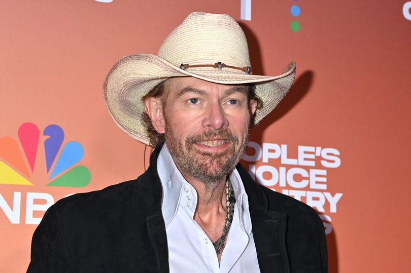 Toby Keith gives cancer update as he performs at People's Country