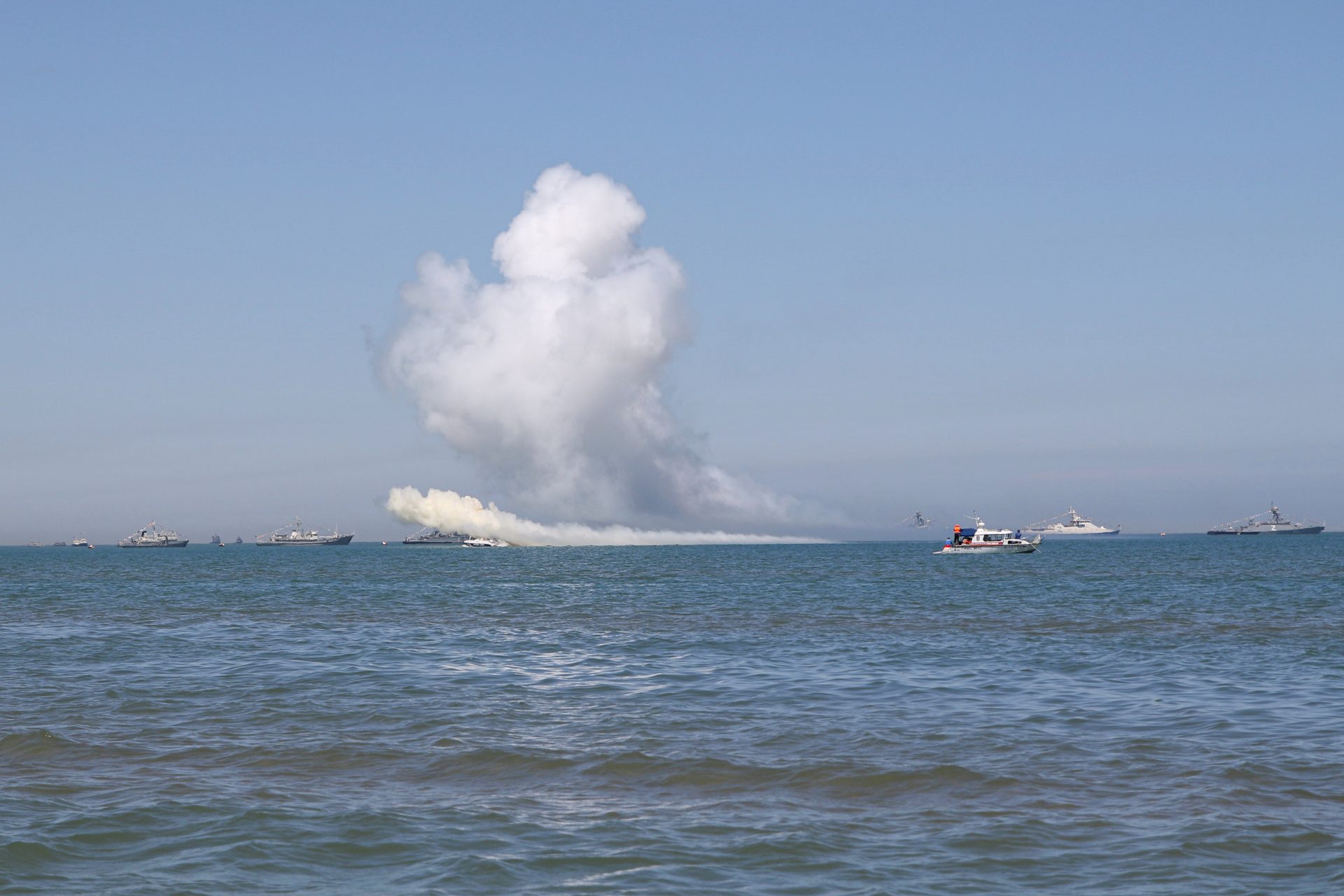 Черное море 21. Взрыв корабля. Военные корабли в черном море. Черное море шторм. Корабли в Средиземном море.