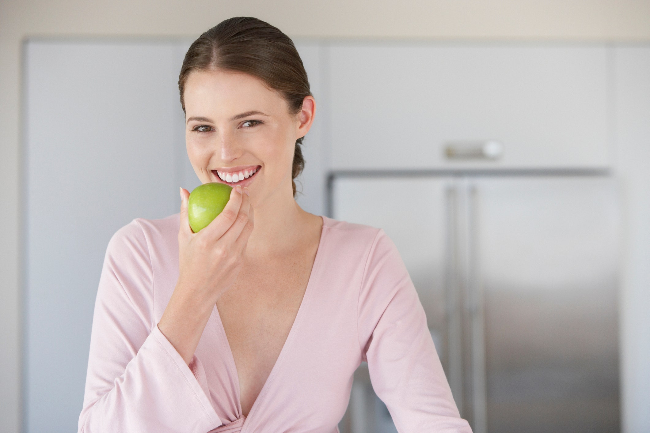 She s eating an apple. Женщина с яблоком. Какие фрукты продлевают жизнь .. Ванна с яблоками чем полезна. Все женщины, что мамами зовутся фрукты.