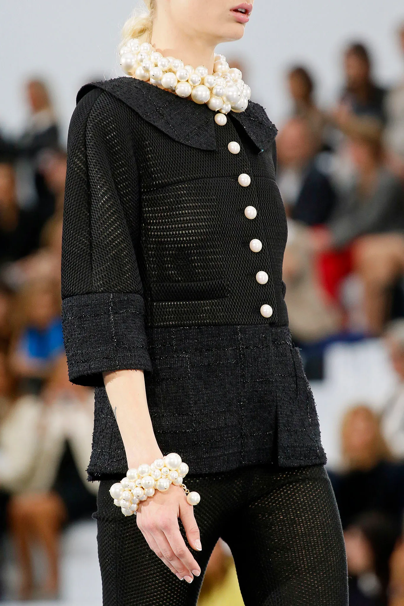 Шанель одежда. Шанель. Жакет Chanel Fashion show. Chanel Karl Lagerfeld красный жакет. Шанель мода.