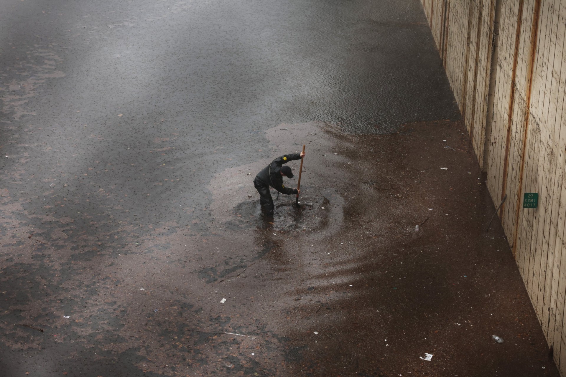 Яма с водой. Чистильщик асфальта. Вода по щебню. Загребать воду.