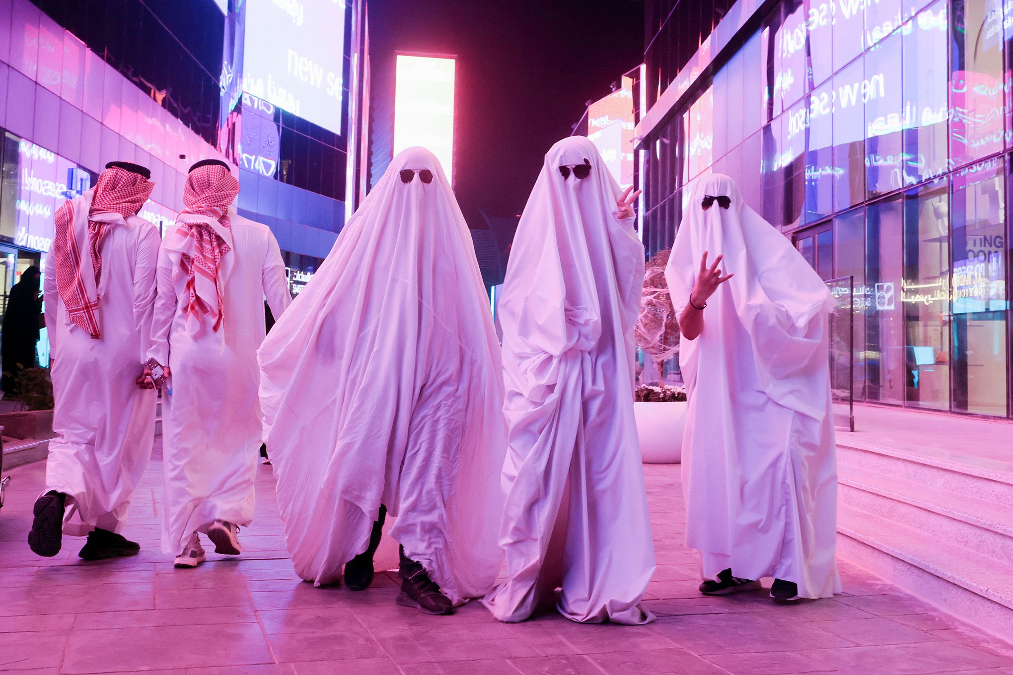В саудовской аравии увидели луну 2024. Рияд Саудовская Аравия. Хэллоуин в Саудовской Аравии. Праздник Хэллоуин в Саудовской Аравии.