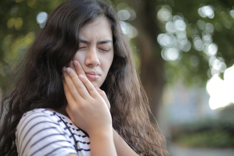 5 cara alami mengatasi sakit gigi saat puasa yang bisa dijajal
