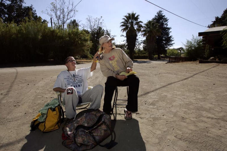 Angie Dickinson and her daughter Nikki Bacharach sitting in the parking lot of the Parkfield Inn in Parkfield, California, on September 30, 2004 | Source: Getty Images