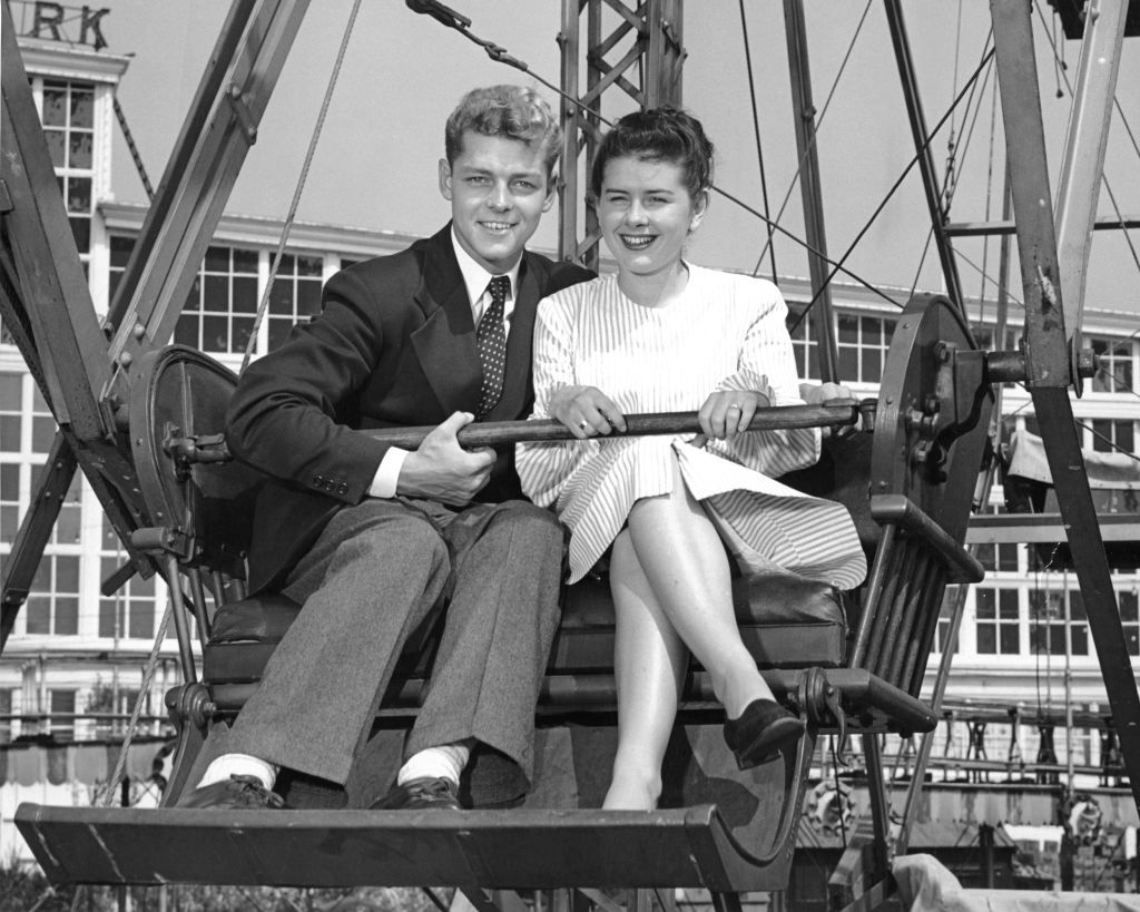 7 Old-School Dating Rules We Can't Believe Existed