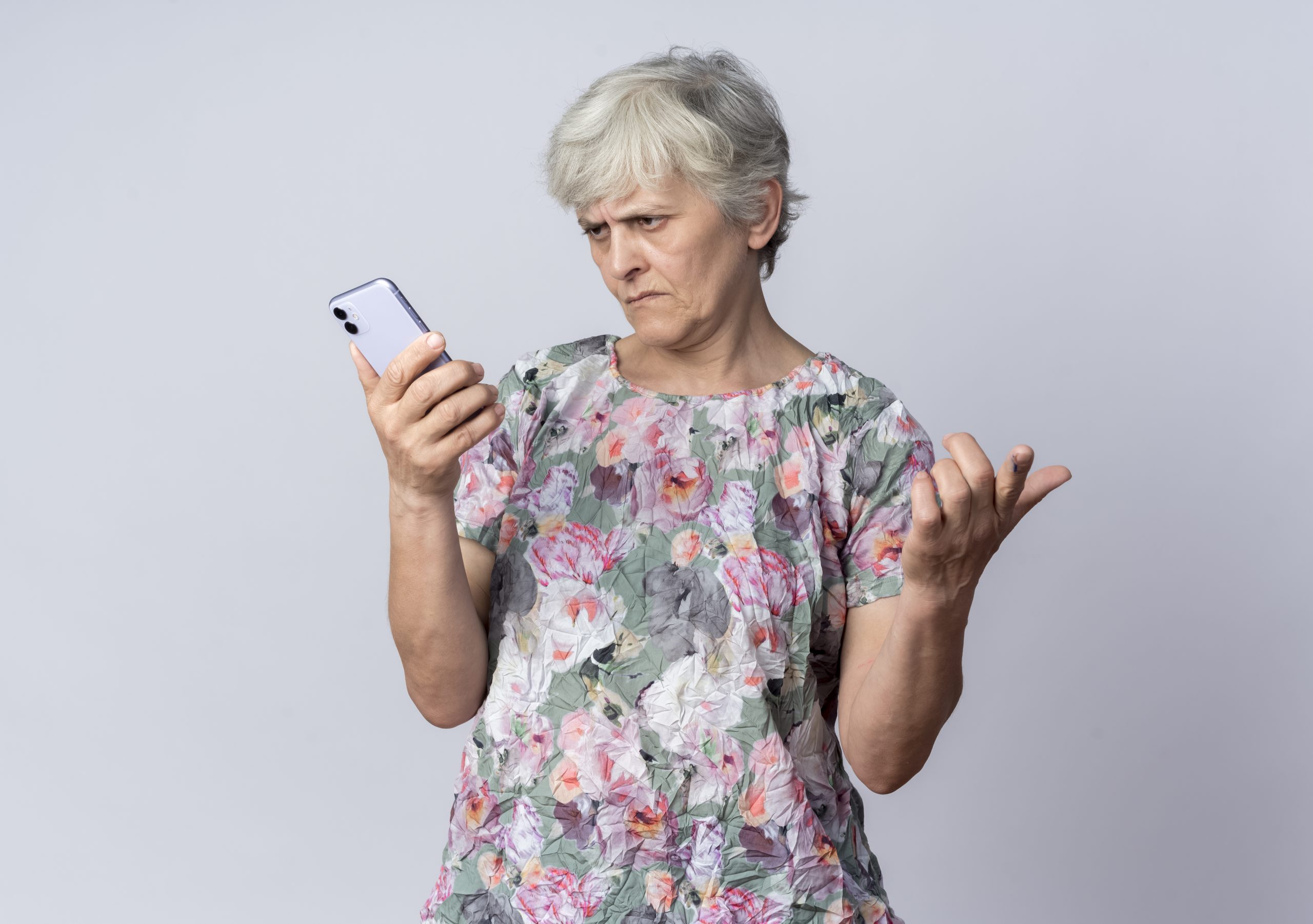 Обмани старушку. Пожилая женщина недовольна. Смартфон для пенсионеров. Пенсионерка. Телефонные мошенники.