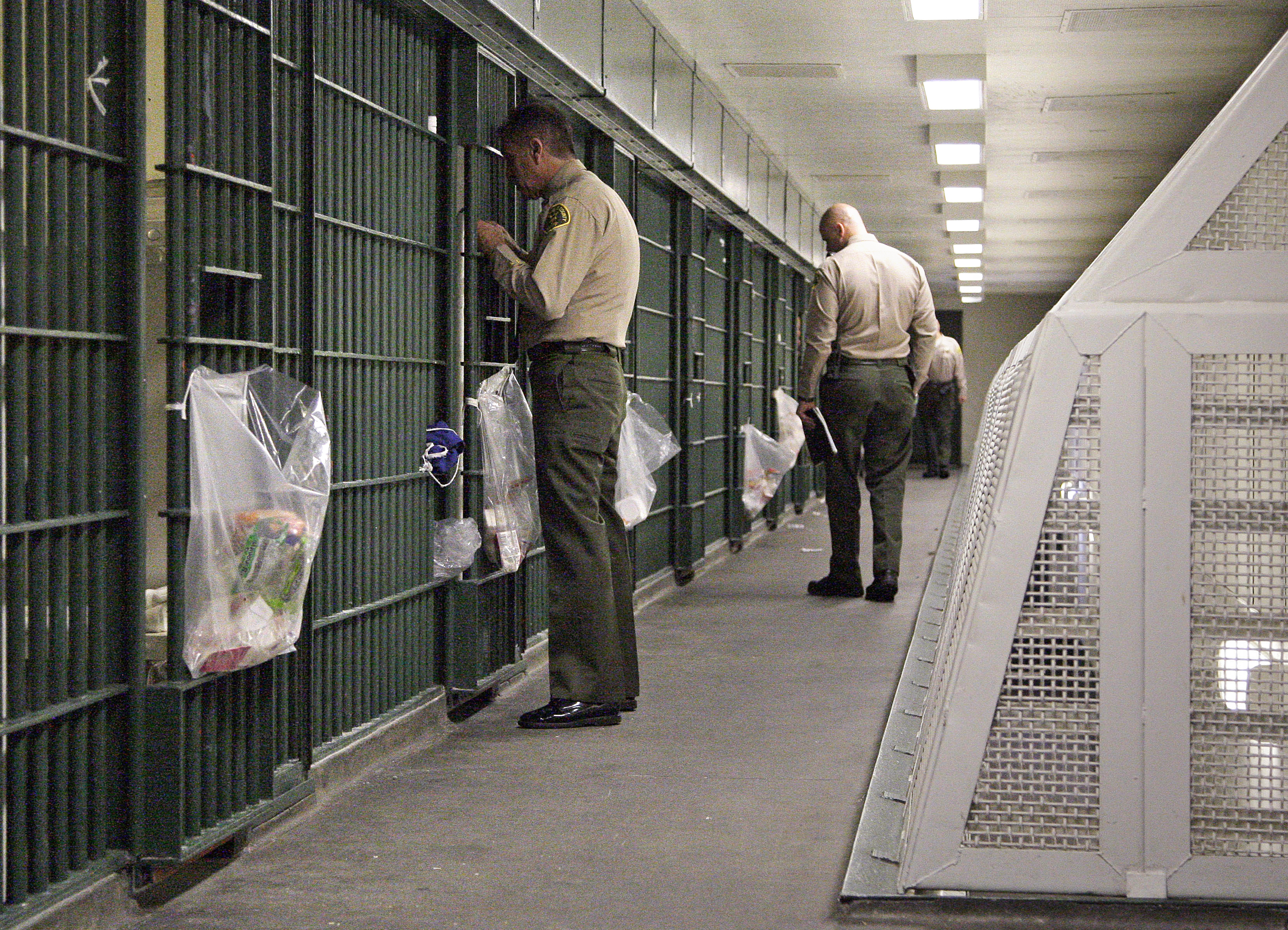 Угрожают заключенные. Тюрьма Лос Анджелеса. Тюрьма штата Луизиана. Тюрьма в США. Современная американская тюрьма.