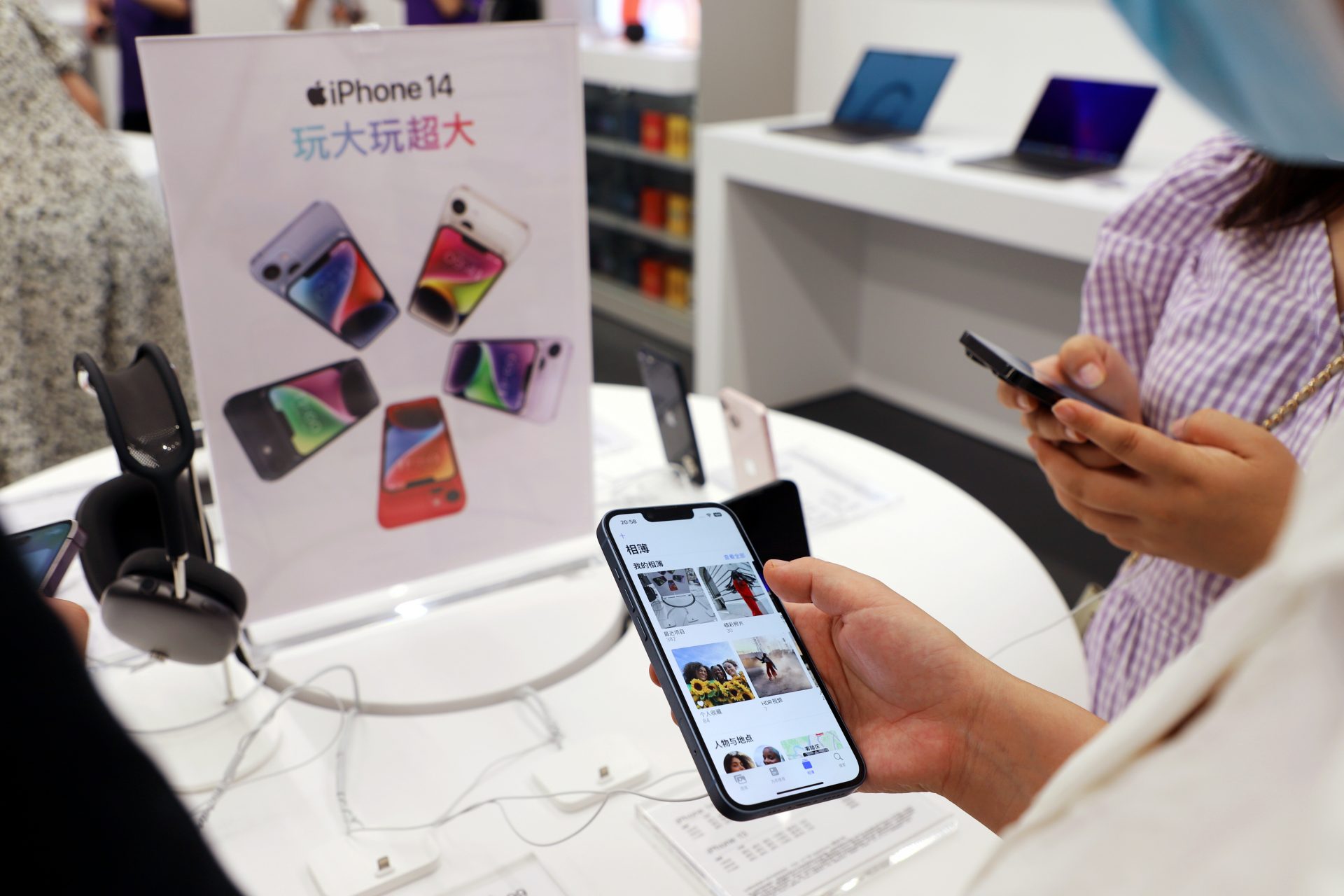 Which has more bacteria, your cell phone or a toilet?