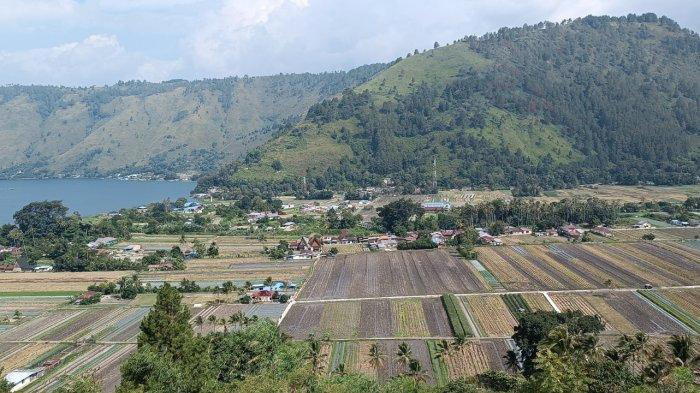 Suasana Lembah Bakkara, Kecamatan Baktiraja, Kabupaten Humbahas diabadikan dari puncak Letter A.