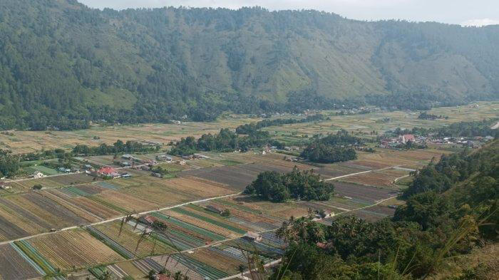 Suasana Lembah Bakkara, Kecamatan Baktiraja, Kabupaten Humbahas diabadikan dari puncak Letter A. (TRIBUN MEDAN/MAURITS)