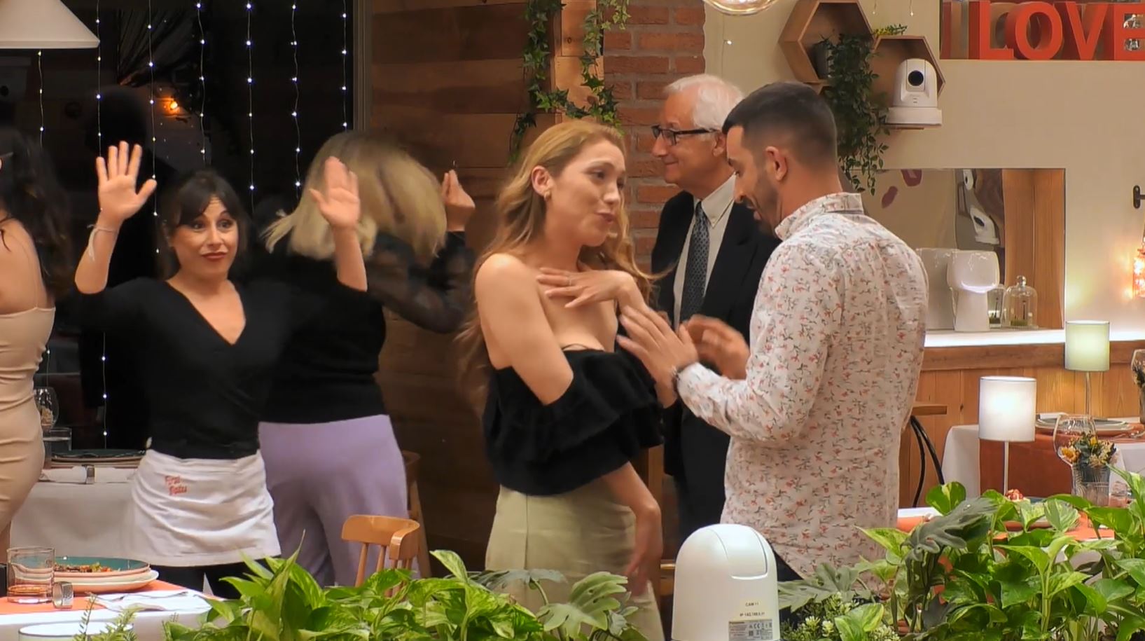 El Descuido De Una Soltera De First Dates Delante De Su Cita Se Te Ve Una Teta 