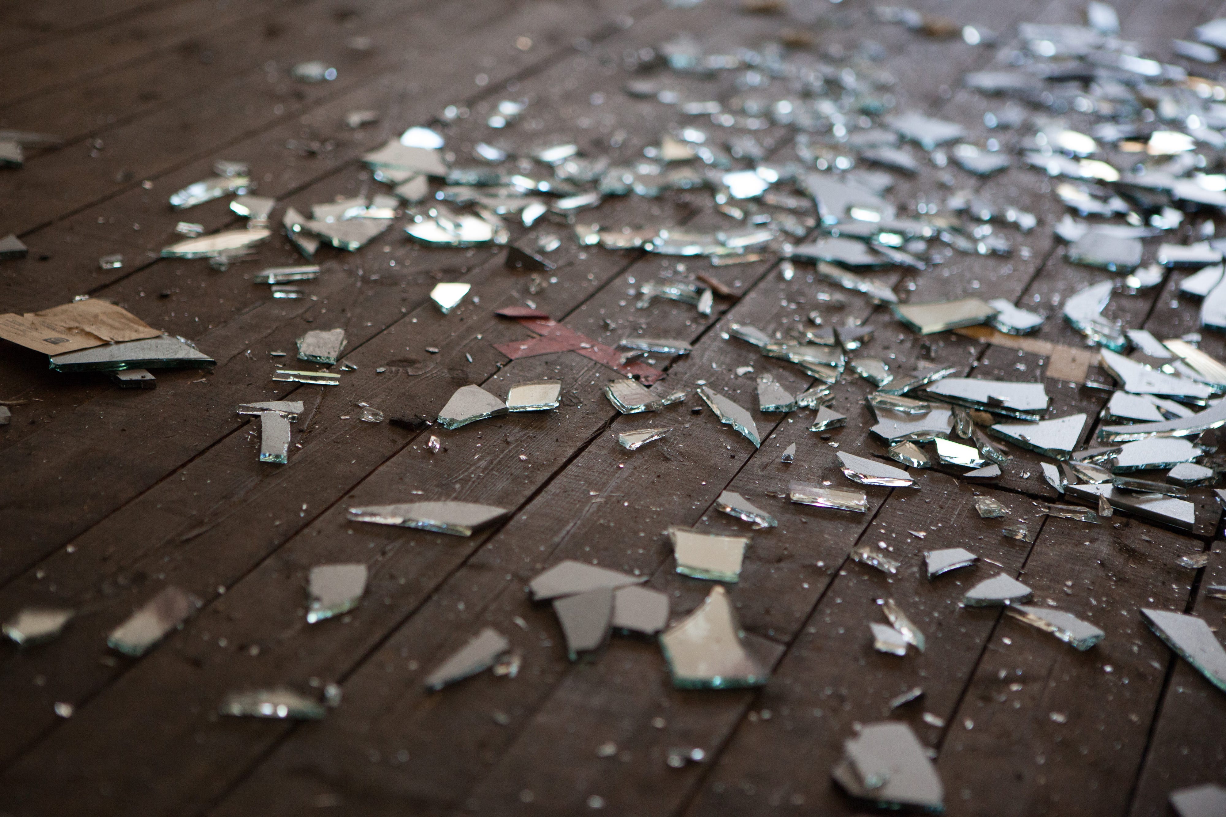 Broken on the floor. Разбитое зеркало. Осколки стекла. Разбитое осколки. Разбитые стекла на полу.