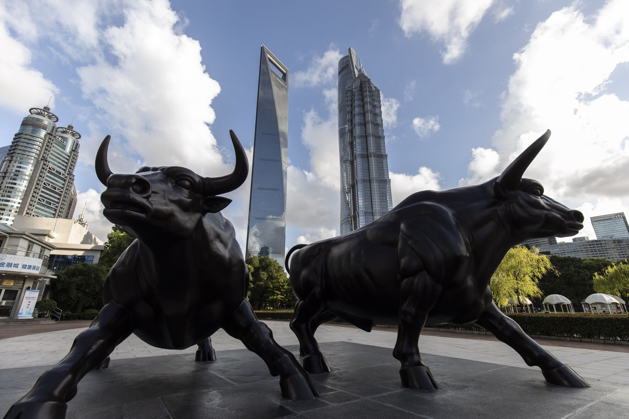 Зе бык отзывы. Статуя быка меди фондовой биржи Шэньчжэня. Шанхайский бык статуя. The бык Профсоюзная. The бык Арбат.