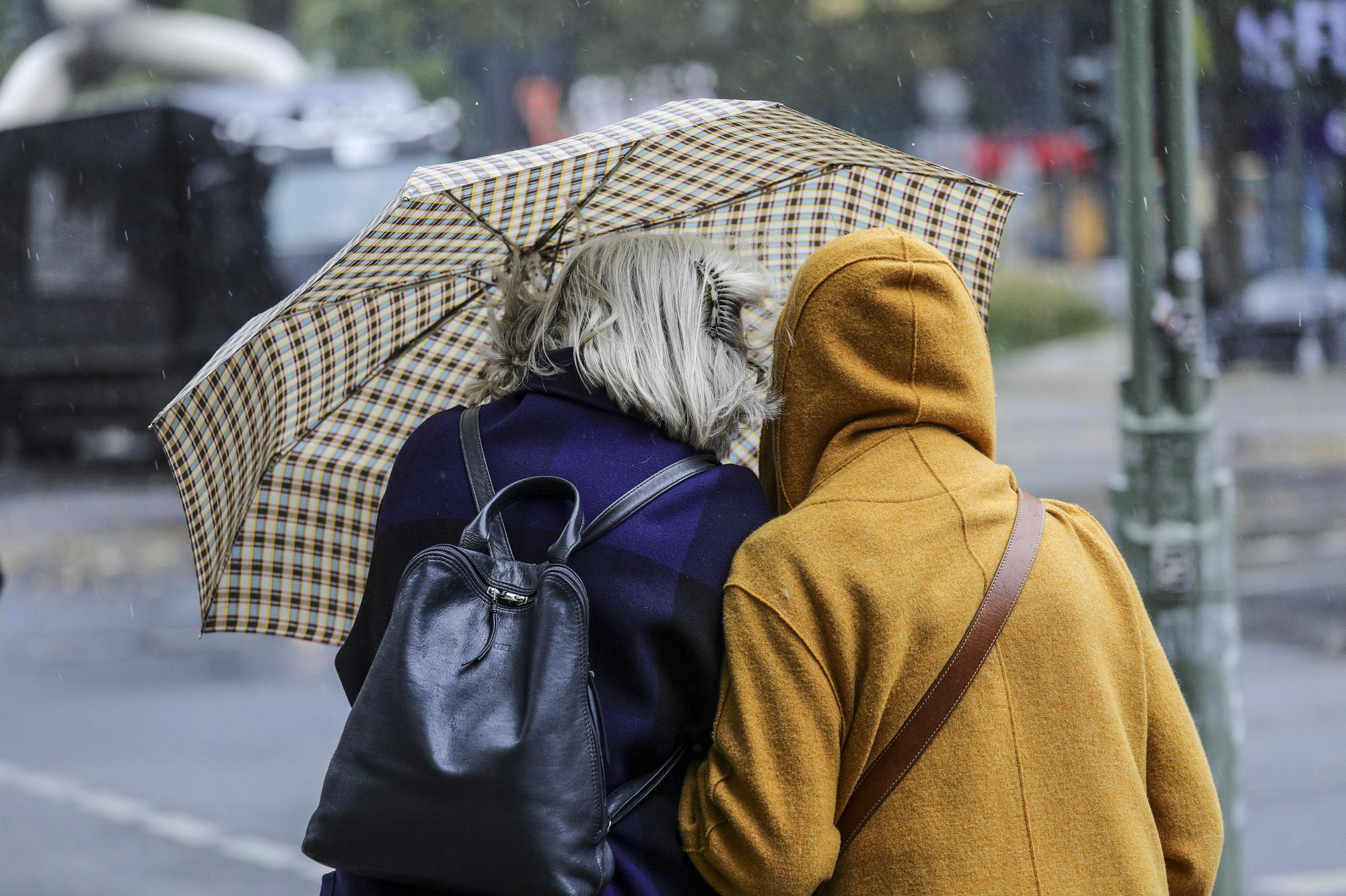 Неприятная погода. Дождь идёт на улице теплая погода. Фотографии Путина в дождливую погоду. Теплая погода.
