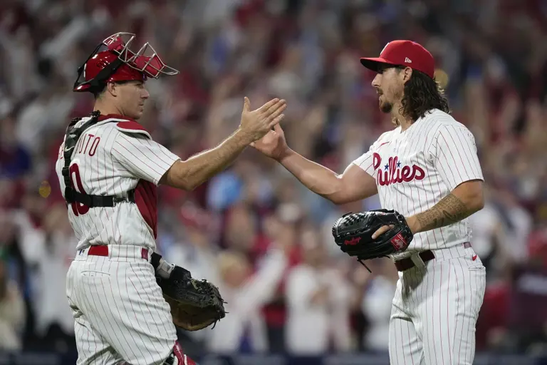 The Philadelphia Phillies beat the Braves by a score of 10-2 to lead the series 2-1.