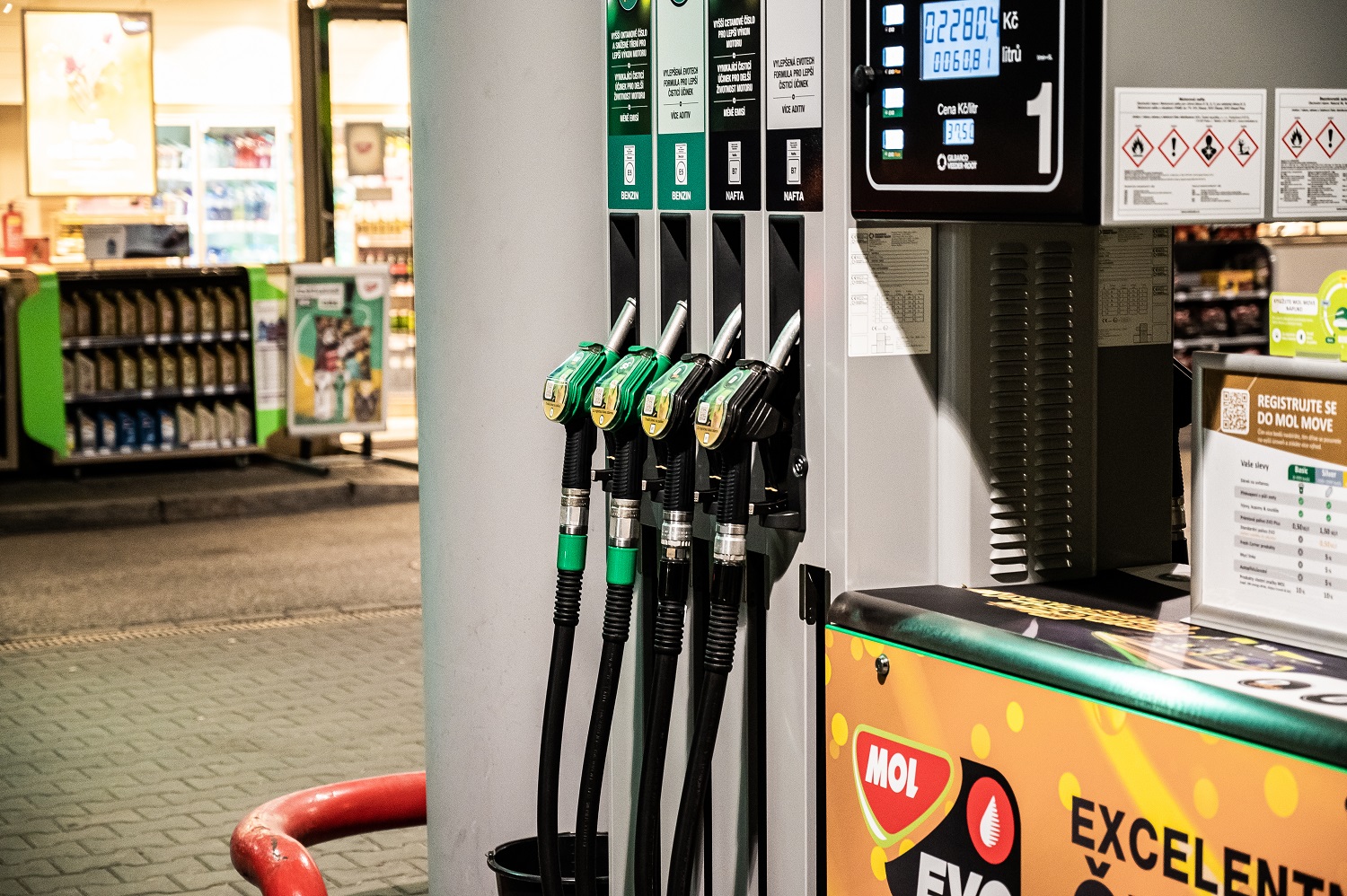 pohonné hmoty mají zlevňovat kvůli poklesu cen ropy