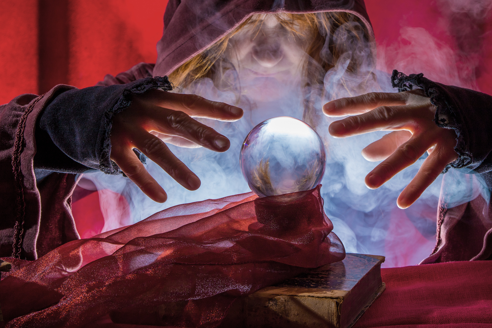Сердце экстрасенса. Магический шар в руках. Человек с магическим шаром. Маг с шаром. Ведьма с хрустальным шаром.