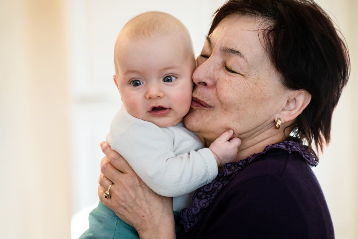 Мать подает. Grandma with Baby. Болезни дети и внуки. Grandson Baby.