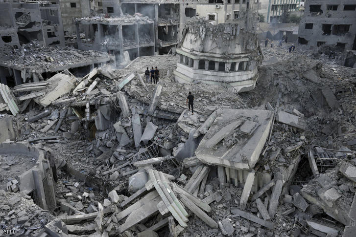 Az izraeli légitámadásban megsemmisült Szuszi-mecset romjai a gázai Sati palesztin menekülttáborban 2023. október 9-én
