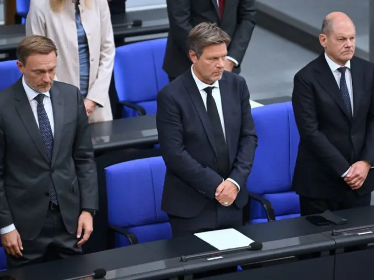 Christian Lindner (FDP), Robert Habeck (Grüne) und Olaf Scholz (SPD, v.l., hier bei der Schweigeminute für die Opfer des Hamas-Angriffs im Bundestag) verlieren in einer neuen Umfrage weiter an Zustimmung. ©picture alliance/dpa | Britta Pedersen