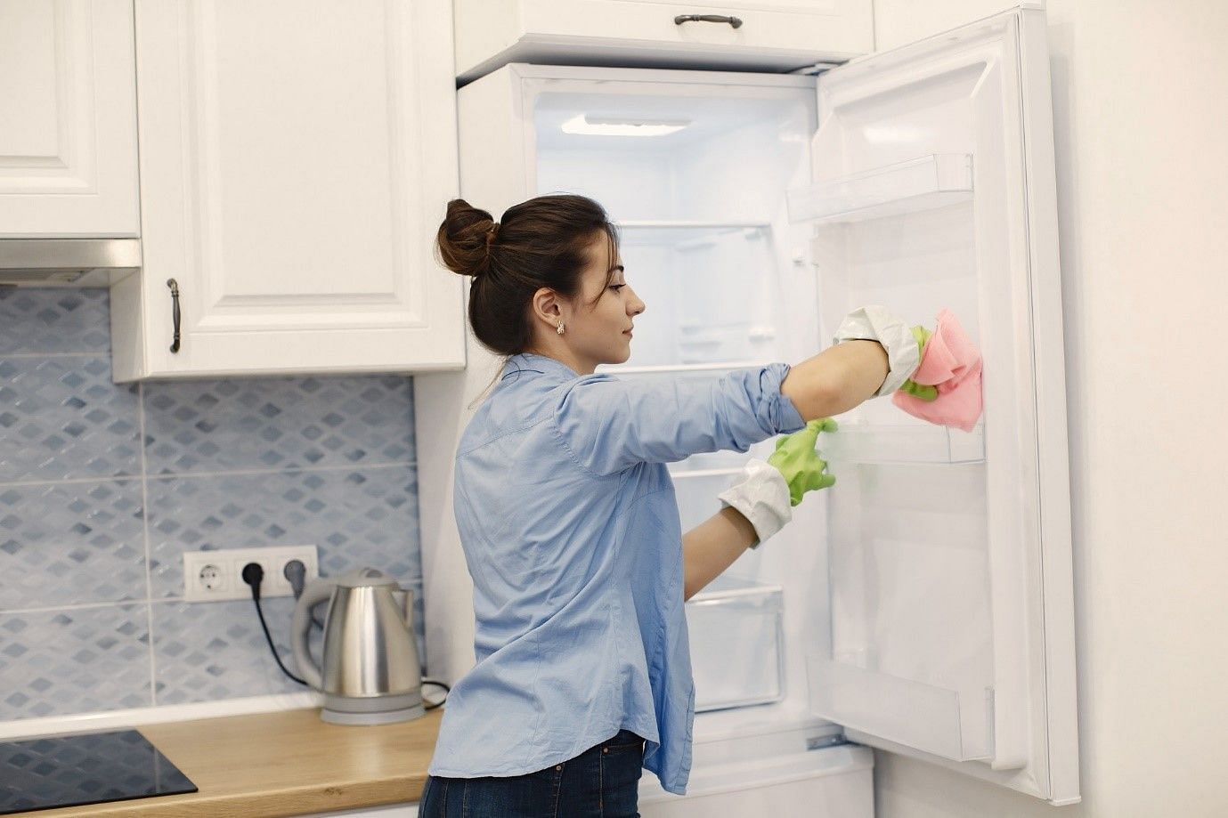 Уборка холодильника. Мытье холодильника. Мыть холодильник. Мытье кухонной посуды в 3 секциях. Чем можно помыть холодильник
