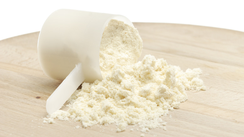 Что такое молочный белок. Молочный белок казеин. Протеин из молока. Казеин из молока. Концентрат молочного белка.
