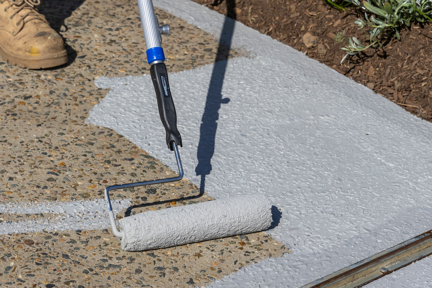 How To Paint A Concrete Driveway In Three Easy Steps   AA1i9spl.img