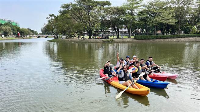 獨木舟是近年很受歡迎的戶外水上活動，台南市鹽水月津港文化觀光商圈發展協會22日將在月津港浮動平台辦理獨木舟體驗活動，21日舉行試航。（張毓翎攝）