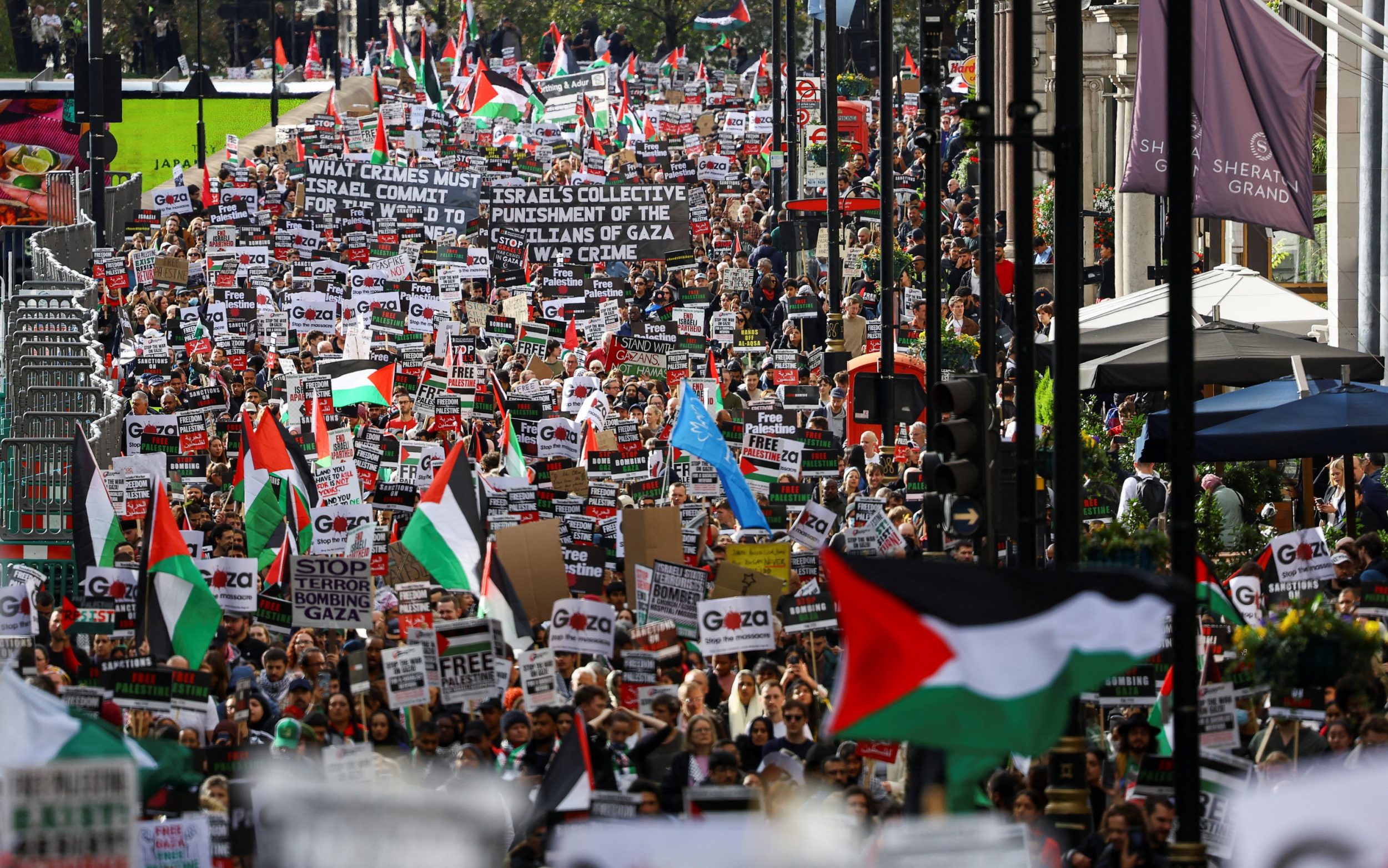 British march. Demonstration Palestine in London. Топы людей в поддержку палестинцев в Лондоне фото. London Palestine Demo. Demonstration in support of Palestine in London.