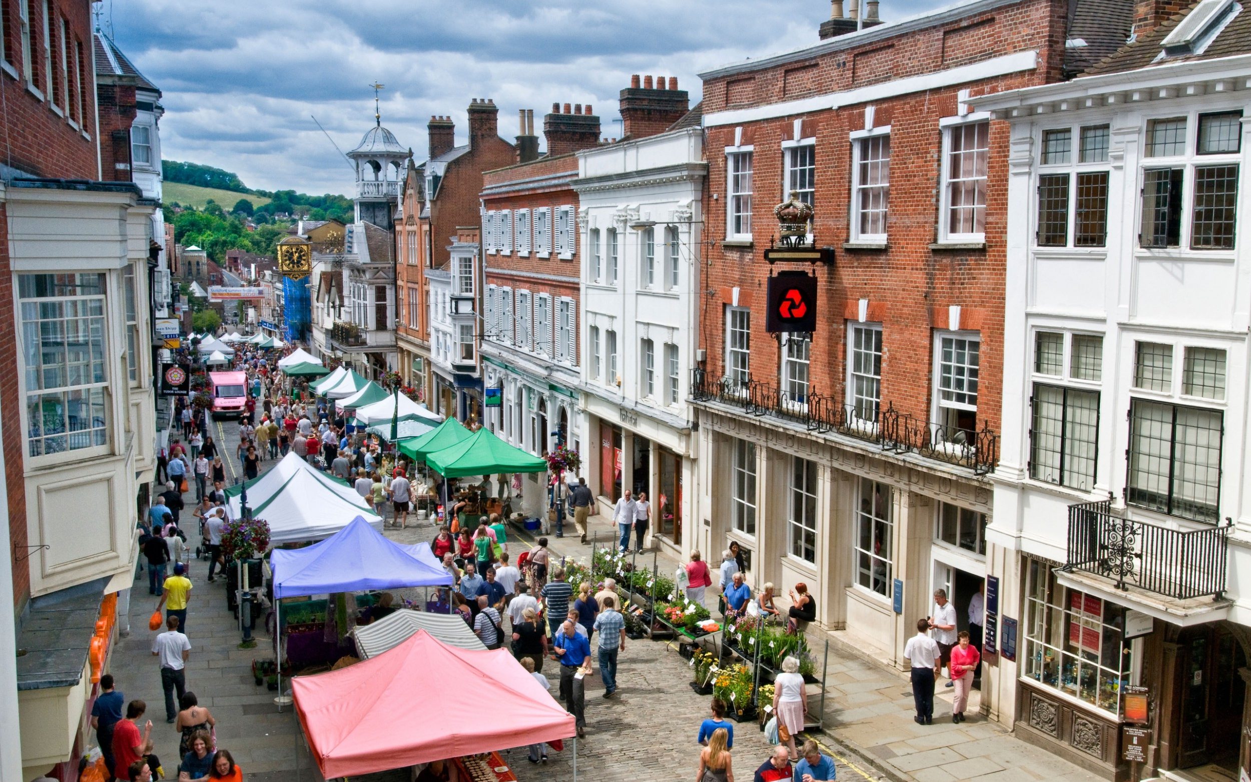 High street shop. Хай стрит Лондон. Лондон Гилдфорд. Гилфорд город в Англии. High Street Guildford.