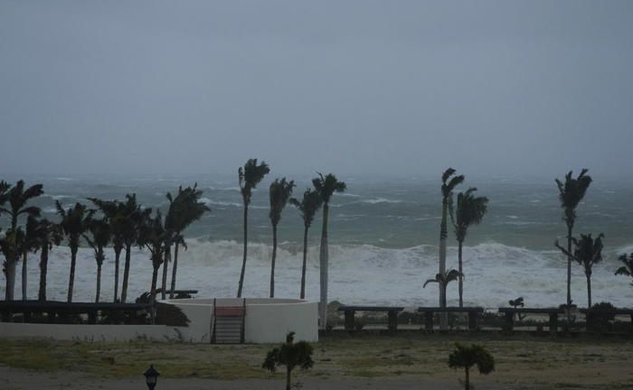 onda tropical número 6 y huracán beryl: lluvias torrenciales y vientos fuertes en gran parte de méxico