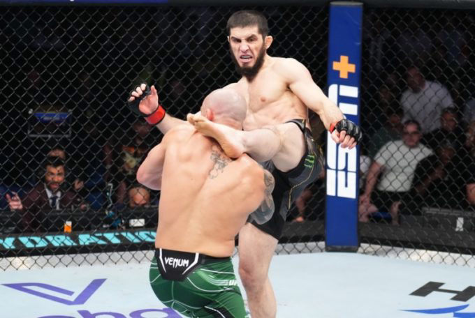 UFC 294: Islam Makhachev nocauteia Alexander Volkanovski de forma brutal e  segue como campeão; resultados
