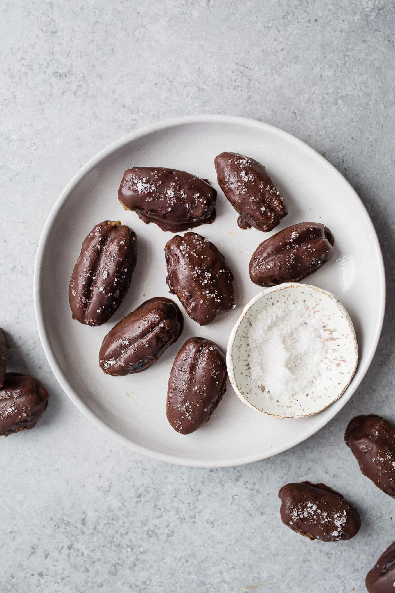 Top dates. Almond stuffed Dates Chocolate. Glasby تمر محشو باللوز مفطى بالشيكواتة Almond Dates covered with Chocolate место. Chocolate covered dried with Almond. Chocolate covered dried with Almond цена.