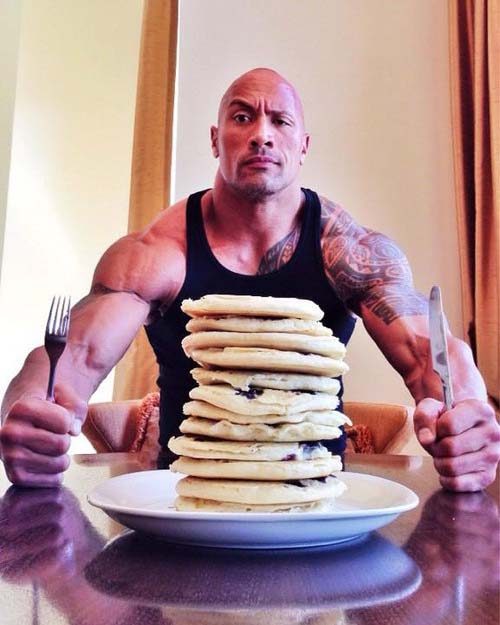 <p>Para mantener su monstruosa figura, Dwayne Johnson debe comer unas 5.400 calorías al día. En una sola comida, La Roca puede comerse 8 pizzas grandes o una torre inabarcable de panqueques.</p>
