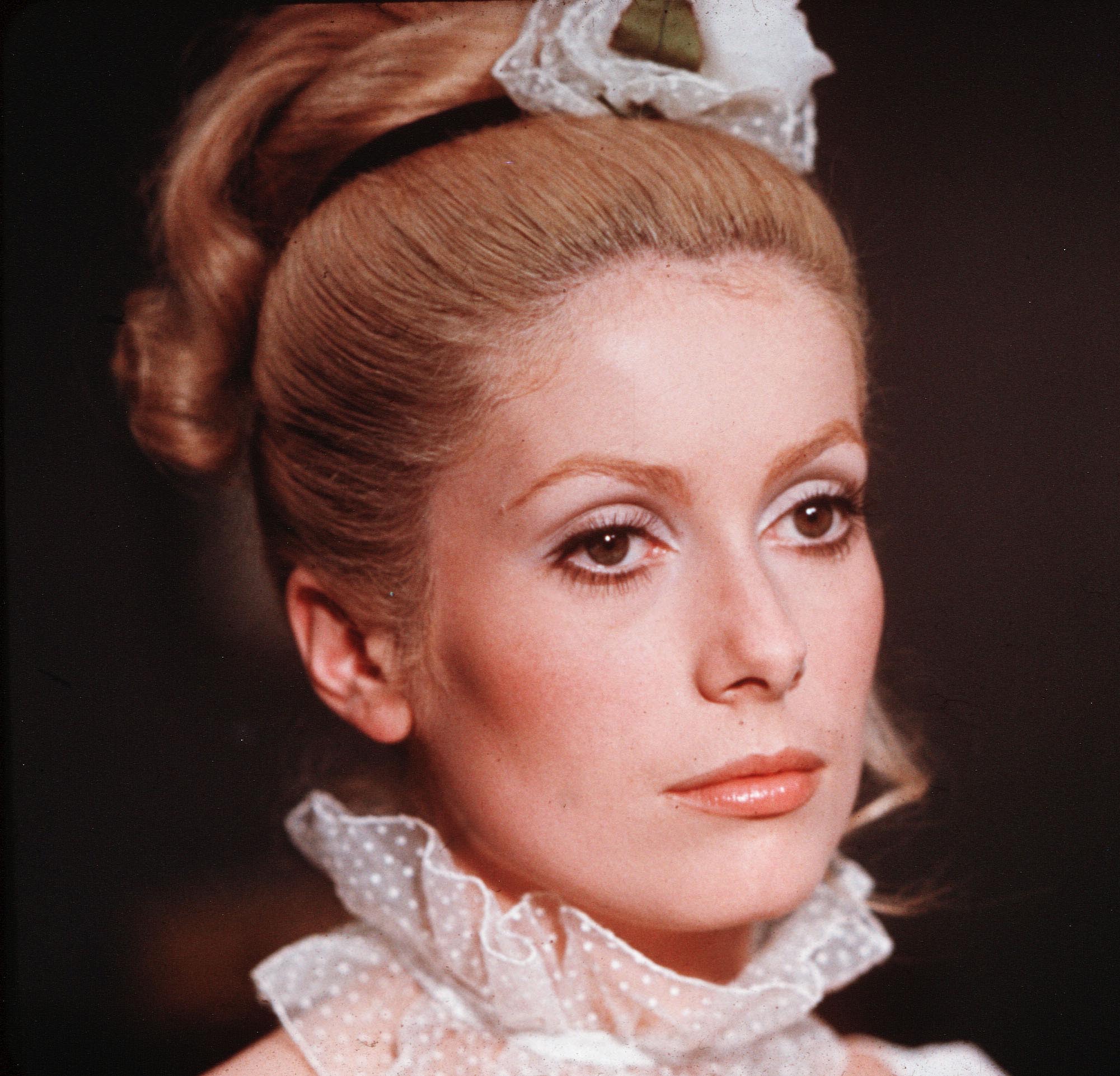 Катрин денев главные роли. Катрин денёв фото принцесса. Catherine Deneuve Indochine.