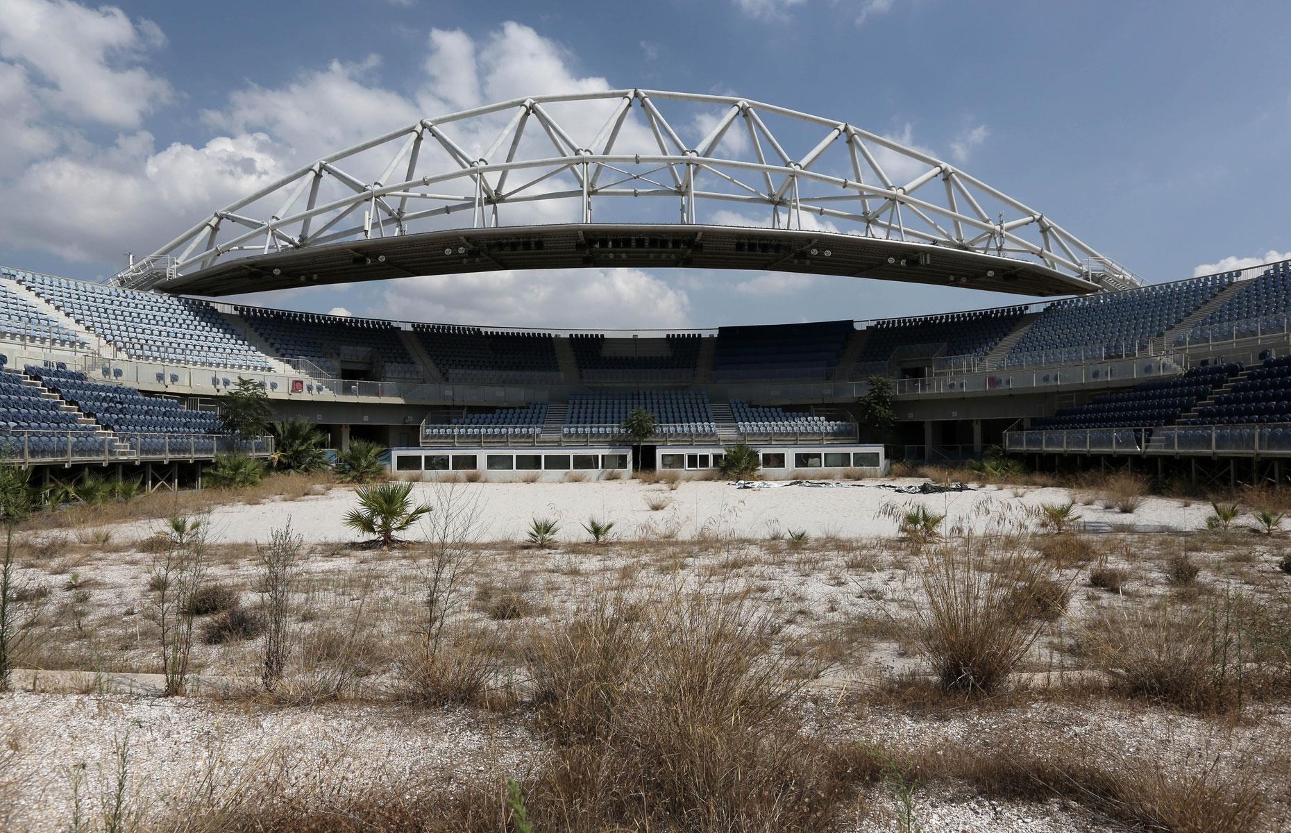 Заброшенный стадион. Спирос Луис стадион. Стадион «Спирос Луис» в Афинах. Афинский стадион 2004.