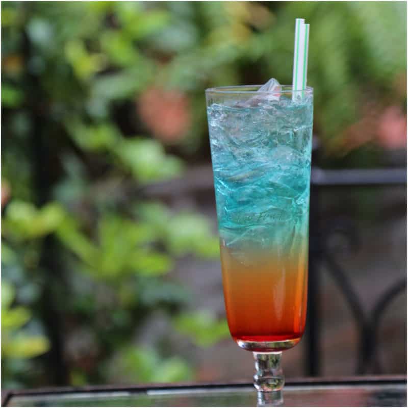 Коктейль алкогольный с сиропом голубая. Блю Кюрасао коктейль голубая Лагуна. Рейнбоу коктейль алкогольный. Голубой сироп для коктейлей Блю Кюрасао. Blue Curacao коктейли безалкогольные.