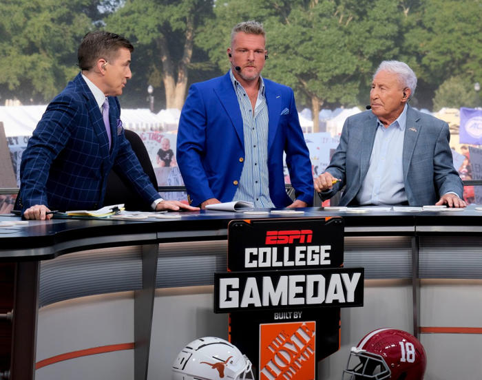 pat mcafee remains unsigned to return to 'college gameday'