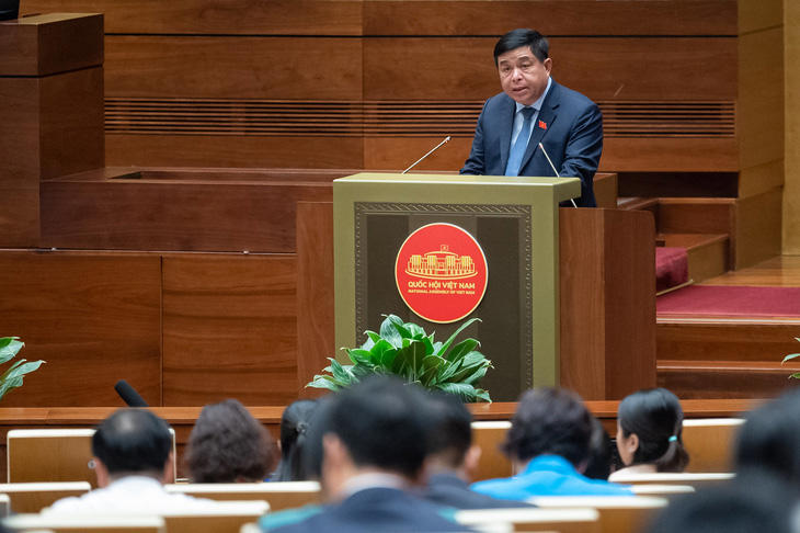 Bộ trưởng Bộ Kế hoạch và Đầu tư Nguyễn Chí Dũng trình bày tại Quốc hội - Ảnh: GIA HÂN