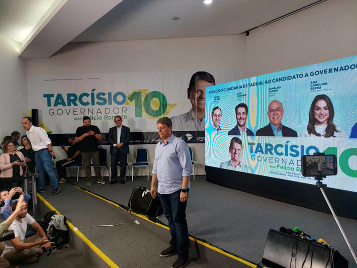 O então candidato Tarcísio de Freitas em entrevista coletiva após episódio da agenda de campanha interrompida por tiroteio, em 2022 Foto: Marcela Villar
