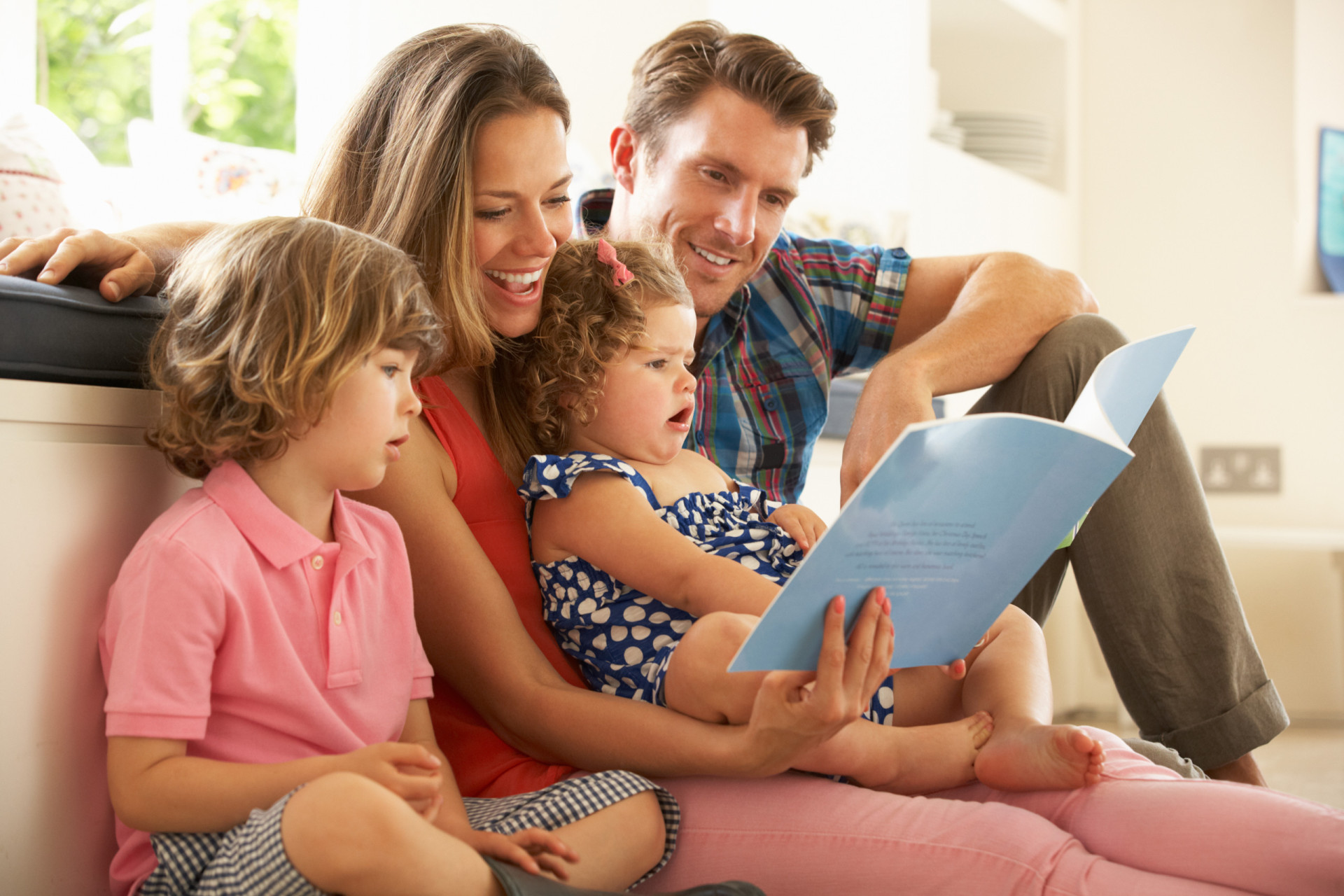 Дети с родителями. Семейное чтение. Воспитание ребенка. Родителям о детях. Your little friends