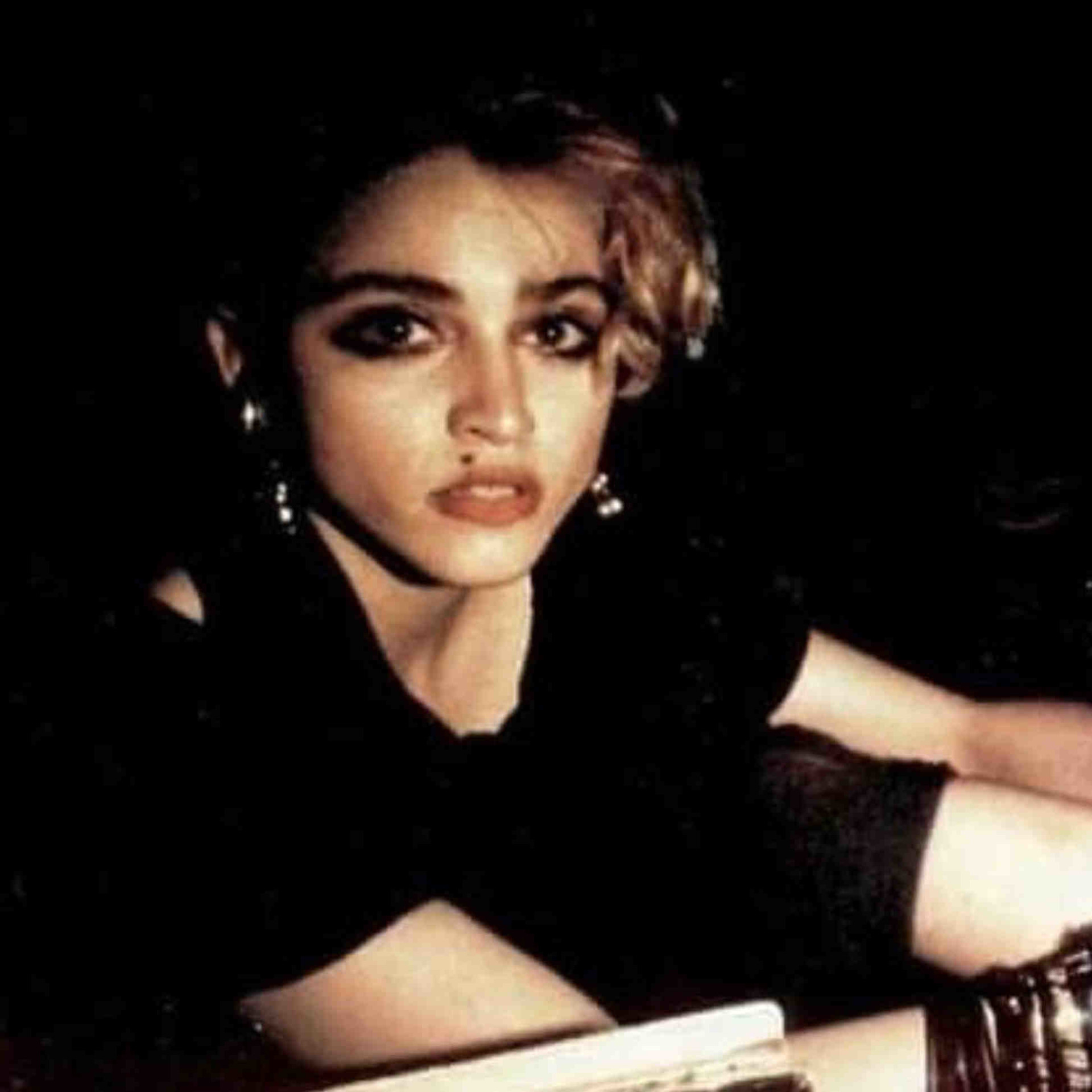 Madonna is famous than beyonce. Madonna 1992. Мадонна брюнетка. Мадонна в молодости с темными волосами. Мадонна с айфоном.