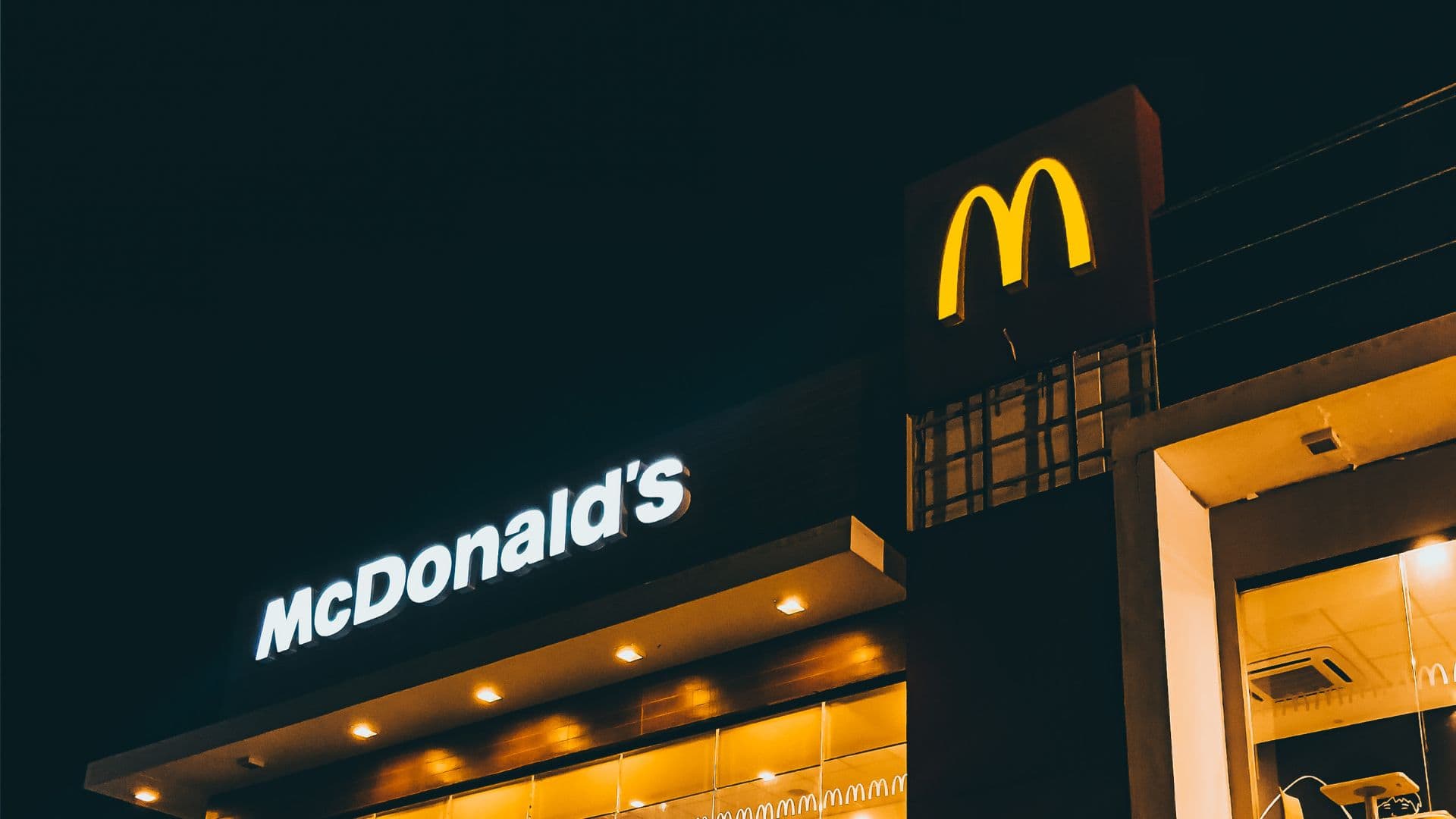 <p>If someone asked you what food chain was the largest, you’d probably say McDonald's because there’s no other way, right?</p><p>Turns out Subway has more branches than McDonalds. Sure, the second eatery may be more popular in the U.S., but if we compare internationally, at one point, Subway easily trumped McDonald's with around 44000 branches across 110 countries. That’s quite an impressive feat.</p>
