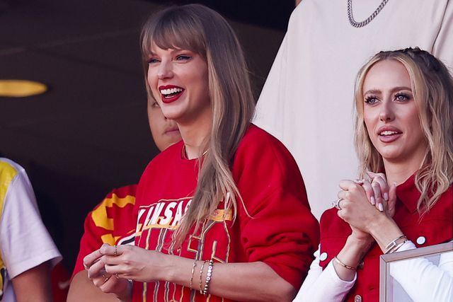 Donna Kelce Gifted Taylor Swift The Travis Kelce Jersey Ring She Wore ...