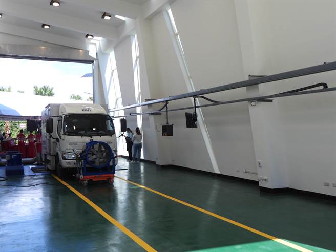 花蓮縣政府斥資逾3800萬元，在花蓮港區附近新建柴油車排煙動力檢測站，歷經1年工期，今正式啟用。（羅亦晽攝）