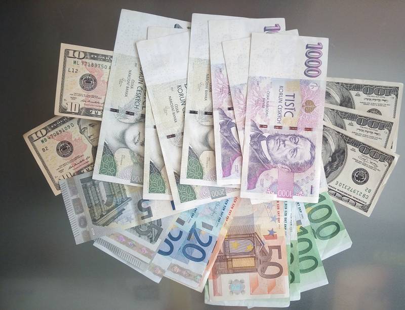 koruna dál prohlubuje dvouleté minimum vůči euru, ztrácí i na dolar